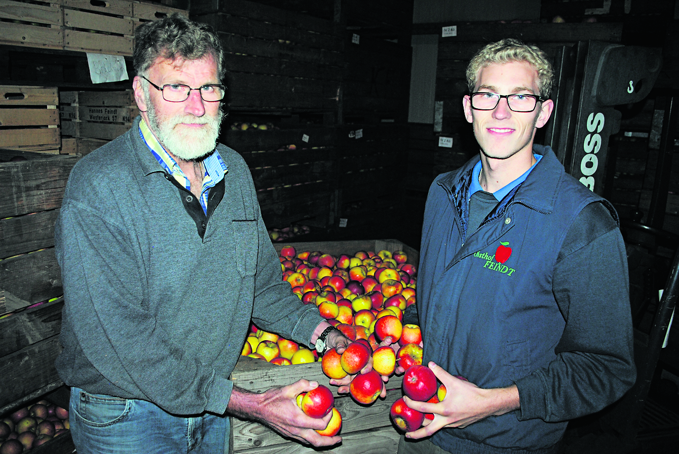 Jan Hinrich und Hannes Feindt (re.) vom Obsthof Feindt können noch nicht über das Ausbleiben von Erntehelfern klagen