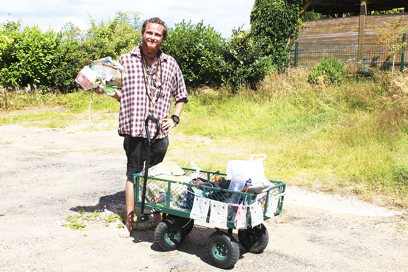 Kieran Joseph Modlock (23) aus Dänemark hat eine Mission: Er wandert durch Europa und sammelt achtlos weggeworfenen Müll ein. Über 116 Kilogramm an Plastik-Abfällen hat er bereits an Wegesrändern und Waldstücken gefunden. Die Reise führte ihn auch durch den Landkreis Harburg. Seine Botschaft: "Jeder kann etwas tun."
