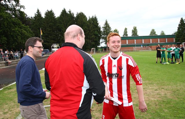 Wistedts Mannschaftsführer Edgar Asberger (re.) nimmt den Preis für Platz zwei des SV Wistedt entgegen