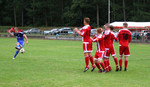 Jens Richert (li.) beim Freistoß