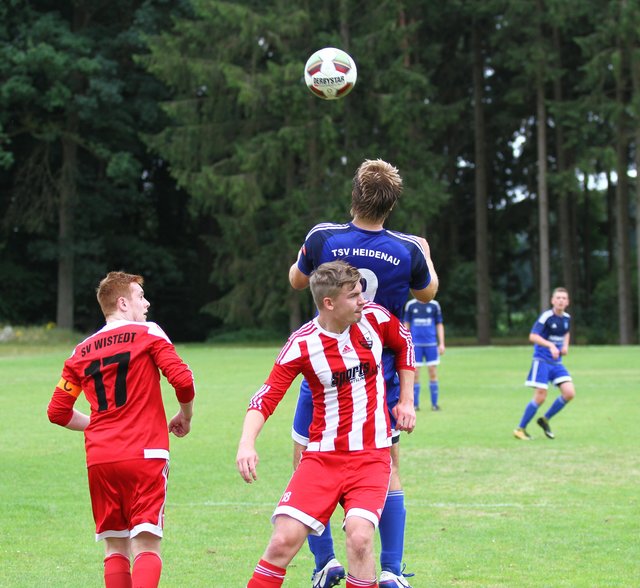 Packende Kopfballduelle