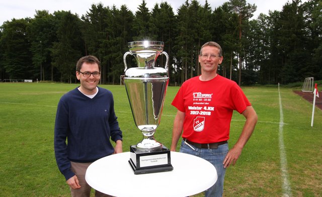 Tostedts Vize-Bürgermeister Rolf Aldag (li.) und Welles Abteilungsleiter Andreas Dreyer mit dem großen Samtgemeindepokal