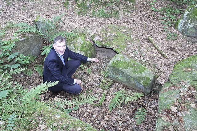 Daniel Nösler in einer Grabkammer, in der vor ca. 2.500 Jahren vermutlich Kinder bestattet wurden