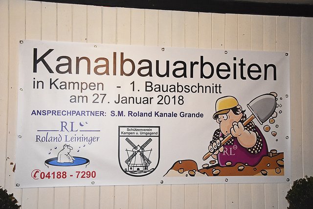 Dieses Schild ließen die Adjutanten zu Ehren Seiner
Majestät für den Königsball fertigen