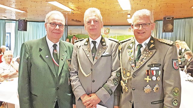 Gratulation zur Ehrung (v. li.): Hans-Heinrich Thömen, Peter Ehrhorn und Thomas Lohff Fotos: Schützenverein Hanstedt, ce