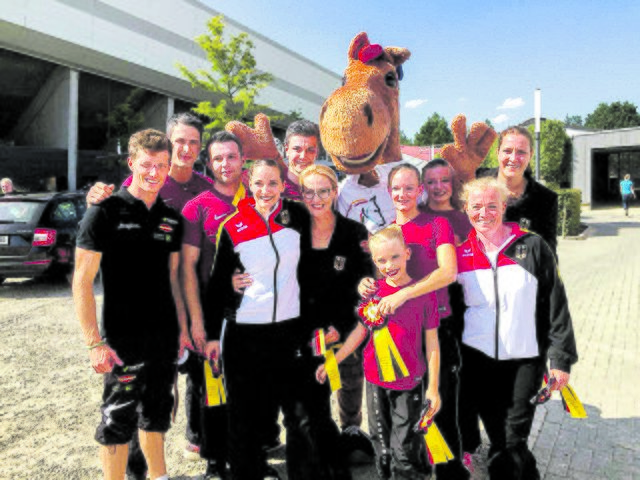 Das strahlende Sieger-Team vom Reitverein Fredenbeck um Longenführerein und 
Trainerin Gesa Bührig (Mitte) | Foto: privat