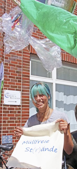 Die junge Frau setzt sich für plastikfreie Strände ein