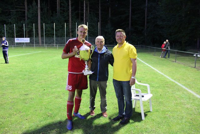 TSV-Mannschaftskapitän Philipp Mencke (li.), Sponsor Hermann Gimm von der Firma Brödenfeldt (Mitte) und MTV-Fußballobmann Mirko Burfeindt | Foto: MTV Himmelpforten