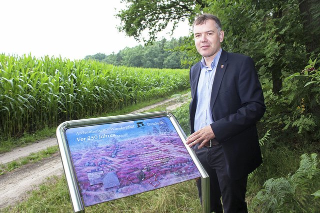 Heide statt Mais und Bäume: Kreisarchäologe Daniel Nösler an einer Schautafel, die zeigt, wie die die Auelandschaft hier noch vor rund 250 Jahren ausgesehen haben könnte
