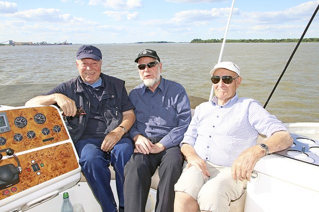Drei alte Seebären genießen die Sonne (v. li.) Gerd Renders, Heinz Eben und Dieter Seufert