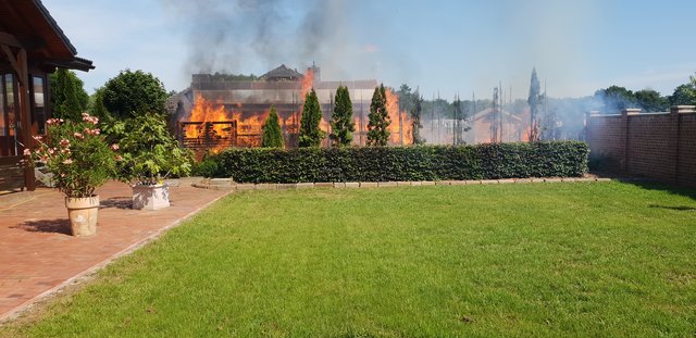 Beim Unkrautabflammen ging die Hütte in Flammen auf