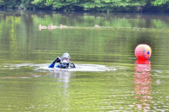 Umfangreiche Suchmaßnahmen der Polizei, wie hier auf dem
Seppensener Mühlenteich, blieben erfolglos Fotos: Polizei / archiv