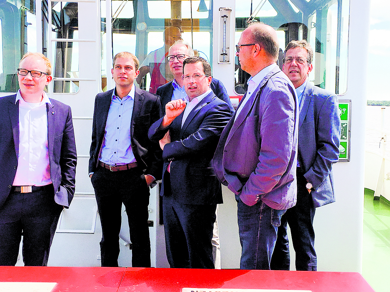 CDU-Politiker und Wirtschaftsvertreter am Hafen