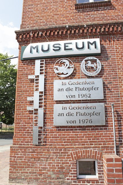Dies könnte ein Vorbild für Stade sein: Flutmarken und Pegel 
am Heimatmuseum in Assel   Fotos: tp/Kunze
