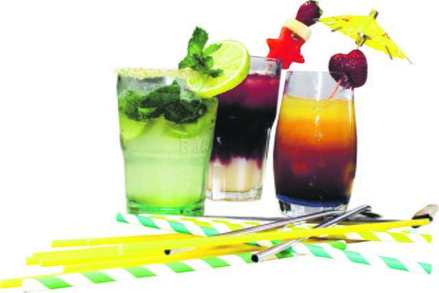 Wer sich einen Cocktail bestellt, könnte zukünftig eine Nudel im Glas haben: Die EU-Kommission beabsichtigt, Plastikstrohhalme zu verbieten. Das WOCHENBLATT hat sich schon mal nach Alternativen umgeschaut - und auch italienische Teigwaren getestet.