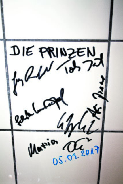 Zahlreiche Autogramme sind auf den Fliesen im "Künstler-Klo" zu finden