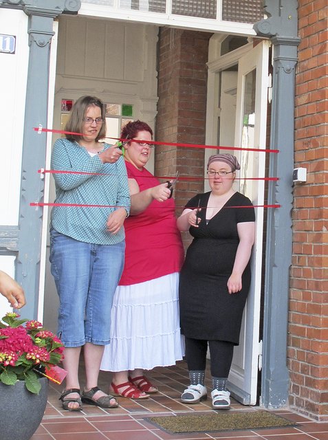 Katharina, Denise und Gabriele (v.li.) 
durchschneiden die roten Bänder | Foto: privat