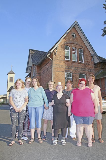 Die Bewohnerinnen (Vordergrund) und ihre Betreuerinnen 
vor dem alten Missionshaus Fotos: jd