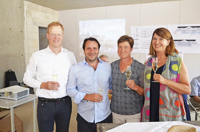 Die Investoren freuten sich über das Richtfest (v.li.): Professor Dr. Nicolas Feltgen, Architekt Dipl.-Ing. Axel Brauer, Hella Meyer-Alber und Johanna Coleman