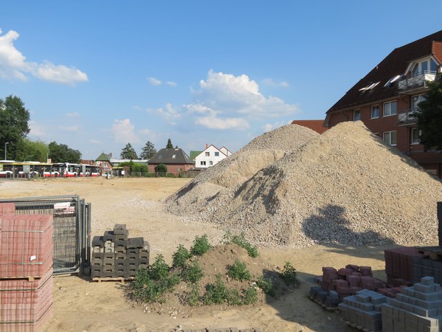 Die Abriss- und Baumaschinen sind fort. So sieht die Lidl-Baustelle an der Winsener Landstraße zurzeit aus