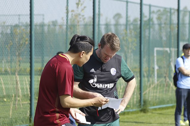Auf dem Sportplatz: Benjamin Duray mit seinem Dolmetscher David (li.) und dem chinesischen Trainer Wang (re. am Bildrand) | Foto: Duray privat