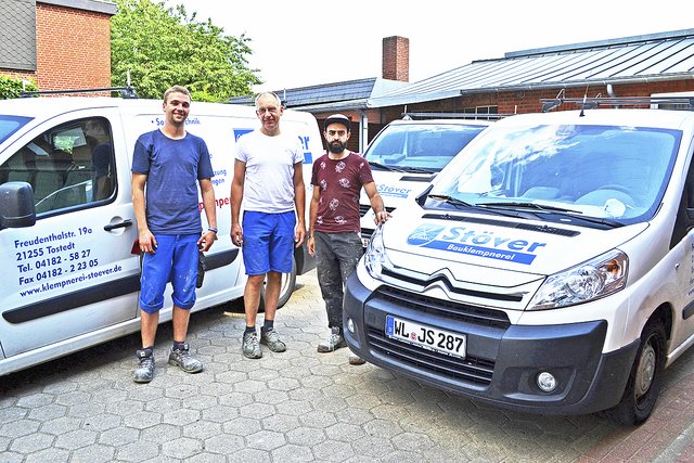 Firmenchef Jens Stöver (Mi.) mit seinen Angestellten Björn Eckhoff (li.) und Omar Youssef