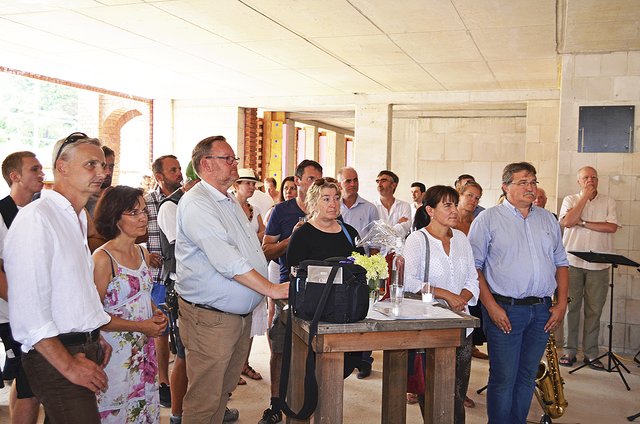 Zahlreiche Gäste aus Jestbeurg und der Region folgten der Einladung zum Richtfest