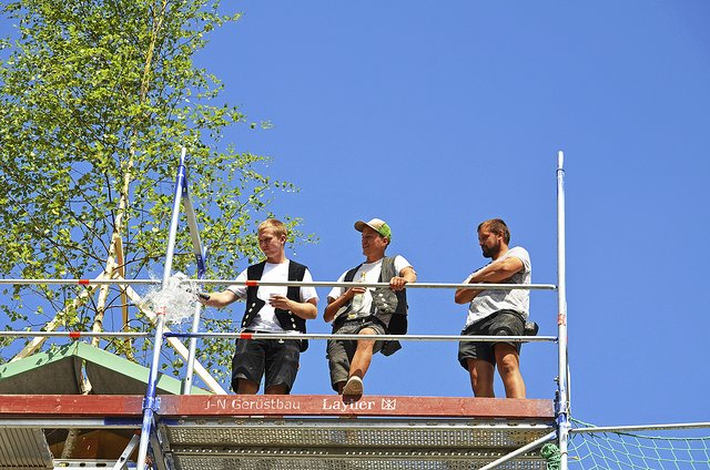 Die Zimmerer sprachen den Richtspruch und zerschlugen die Kornflasche am Gerüst. Dies soll dem Bau Glück bringen