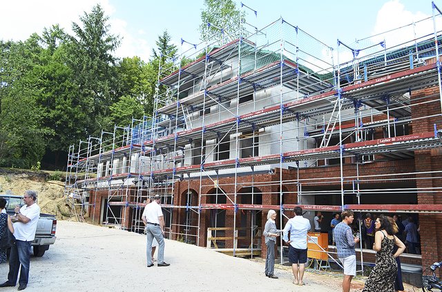 Ein architektonischer Meilenstein in der Ortsmitte: das neue Gesundheitszentrum an der Hauptstraße 47