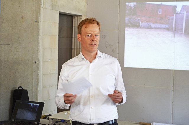 Professor Dr. Nicolas Feltgen sprach die Rede zum Richtfest. Im Hintergund wurde die Entwicklung des Baus gezeigt