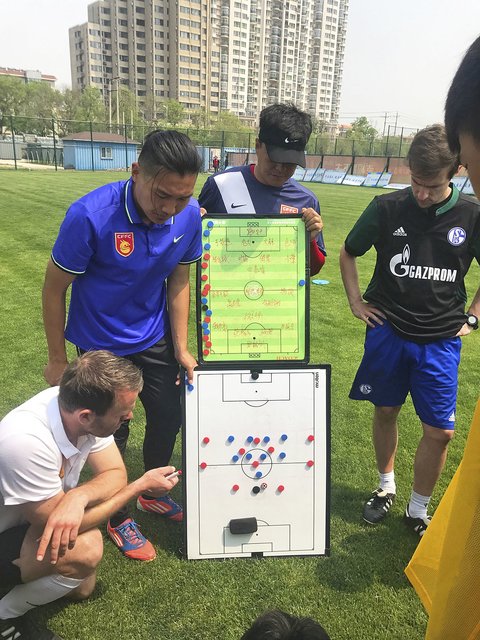 Erläutert die Spieltaktik bei der Trainigsvorbereitung: Benjamin Duray (hockend li.) | Foto: Benjamin Duray privat