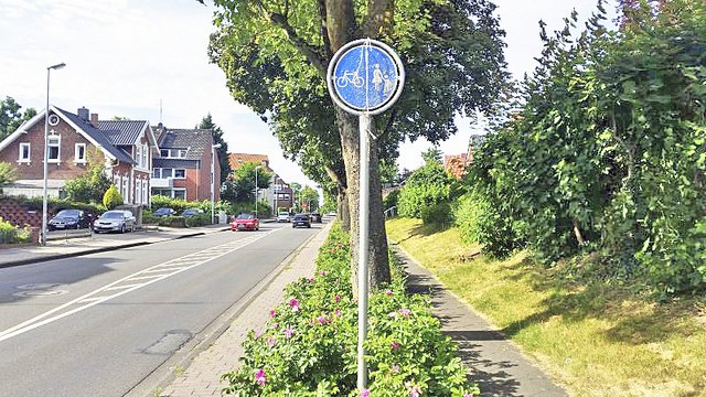 Der Radweg ist an dieser Stelle der Harsefelder Straße extrem schmal. Bereits ein kleiner Schlenker reicht, um auf die Fahrbahn zu geraten und vor einem Auto zu landen