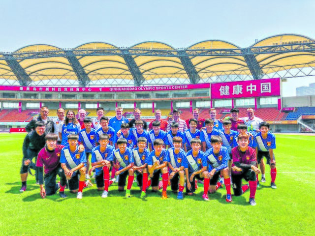 Die U15-Mannschaft im Stadion von Qinhuangdao mit Trainer Benjamin Duray (hi. 4. v. re.) und einer Delegation des FC Schalke 04 | Foto: Duray privat
