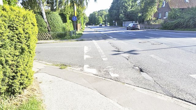 Der äußerst marode Zustand der Straße an der Einmündung der Bronzeschmiede ist vor allem aufgrund der Risse im Belag für Radler höchst gefährlich