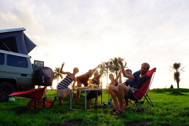 Kleine Party am Klapptisch im Senegal: Timo (re.), Lisa (3. v. re.) und Reisefreunde aus Polen und den Niederlanden | Foto: Lost Track