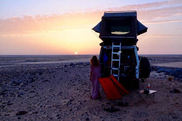 Lisa genießt den Sonnenuntergang in der Sahara in Mauretanien: In der Abenddämmerung ist es dort 40 Grad warm | Foto: Lost Track