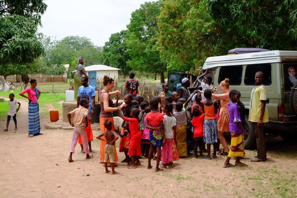 Afrikanische Lebensfreude: Lisa trommelt für die Kinder in Gambia