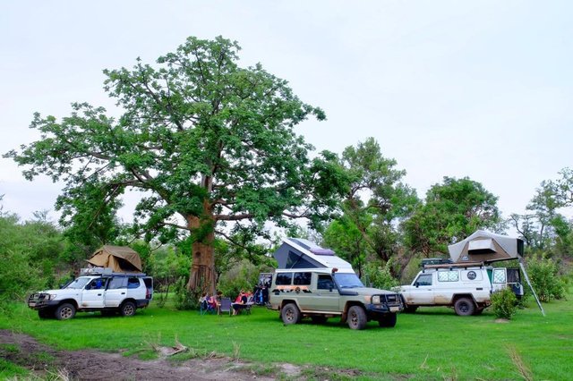 Auch andere Pärchen leben im Geländewagen: Timo und Lisa im Senegal mit Reisebakanntschaften aus Frankreich, Polen und Holland | Foto: Lost Track