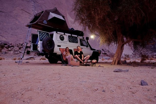 Ruhe vor dem Sandsturm: Lisa und Timo vor ihrem rollenden Zuhause in Ben Amera, Mauretanien | Foto: Lost Track