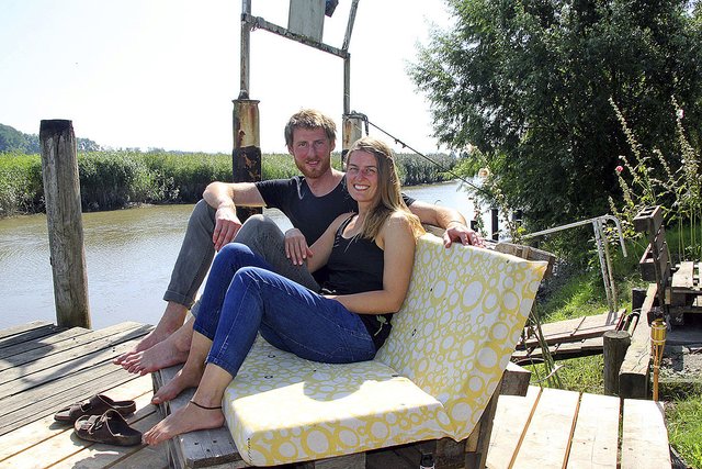 Vor ihrem Aufbruch im Sommer 2017 campierten Timo Umland und Lisa Fischbach an der Wischhafener Süderelbe | Foto: tp/Archiv