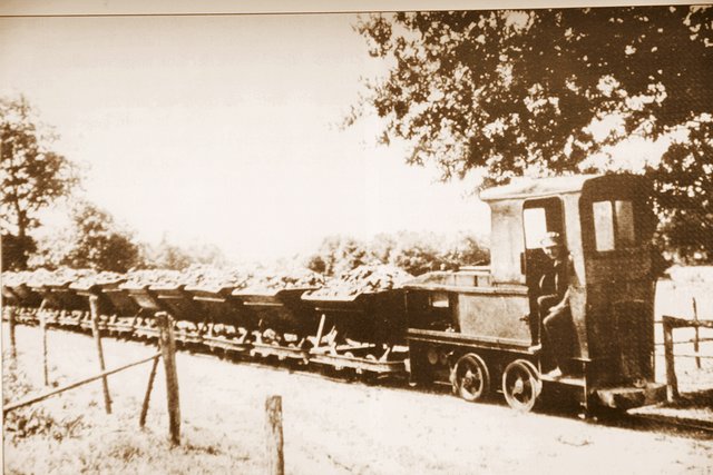 Die Kohle wurde zu Beginn mit der Eisenbahn über den Ehestorfer Heuweg zur Phoenix transportiert, später wurde für den
Kohletransport eine Seilbahn über die Haake gebaut | Foto: Archiv Bergwerk Robertshall e.V.