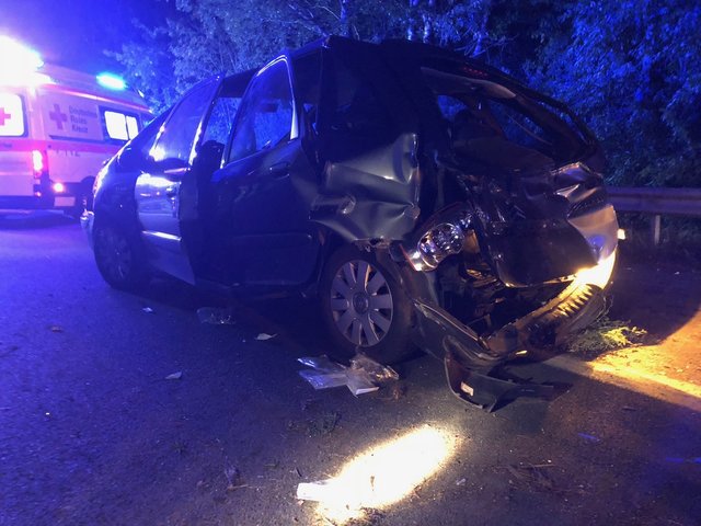 Der Fahrer wurde schwer verletzt: der vom Lastzug zusammengeschobene Pkw | Foto: Dirk Jäger/Presseteam Feuerwehr Hittfeld