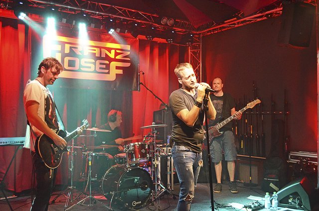 Die Band war perfekt eingespielt, unterstützte Franz Josef bei seinen Songs