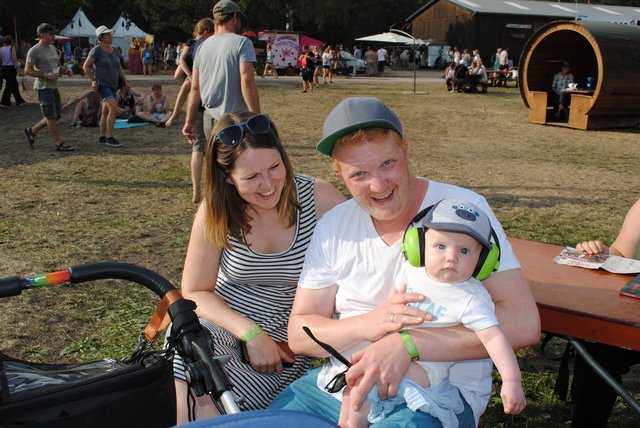 "Eine tolle Programmvielfalt": Niklas und Svenja Naujok mit Sohn Finn