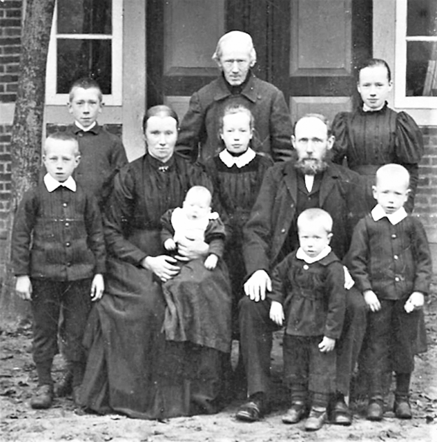 Auf diesem Bild ist der Gründer der Tischlerei Peper zusammen mit seiner Frau und seinen Kindern zu sehen. Im Hintergrund Wilhelms Vater Johann. Das Bild ist wohl 1897 entstanden