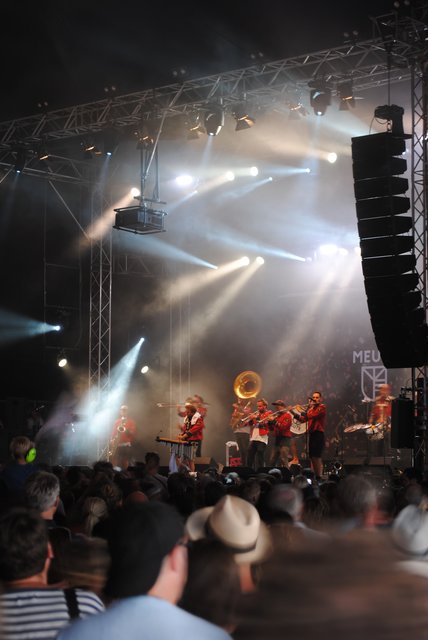 Heizte im Zeltraum ein: die Techno-Marching-Band Meute