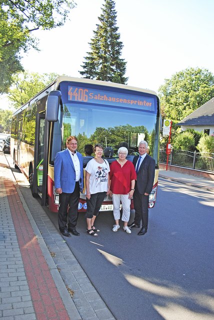 Vor dem "Salzhausen-Sprinter" an der Haltestelle "Eichenkamp" (v. li.): Wolfgang Krause, Christa Beyer, Elisabeth Mestmacher und Rainer Rempe Foto: ce