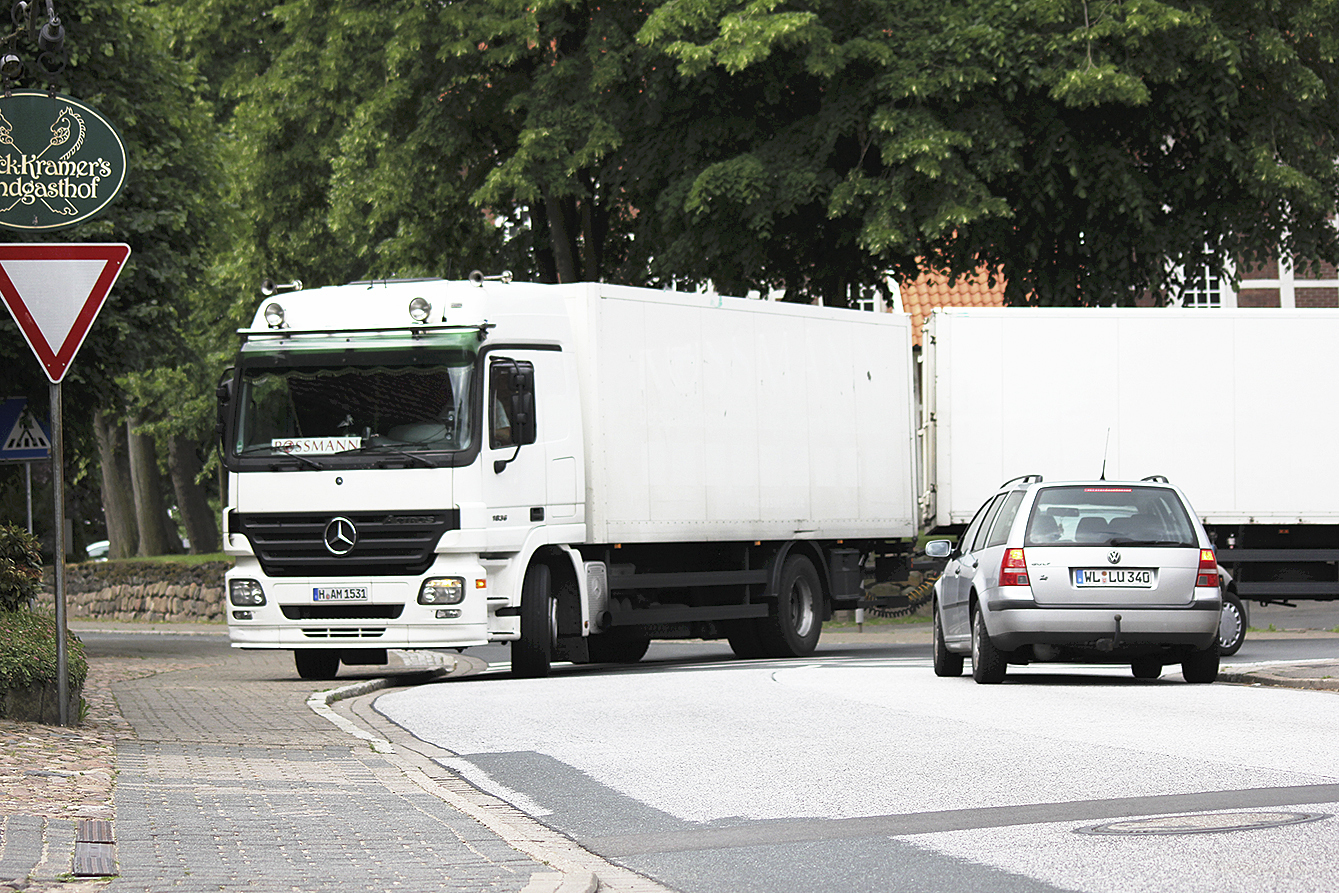 Ein tägliches Bild in Pattensen: Ein Lkw muss beim Abbiegen aufgrund
des Gegenverkehrs über den Bürgersteig ausweichen