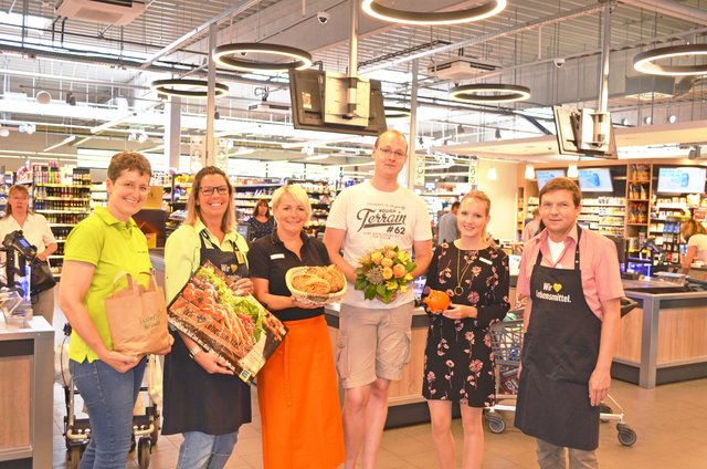 Geschäftsführer Ulf Schreiber (re.) freut sich über den gemeinsamen Erfolg des Einkaufszentrums mit den Mietern (v.li.): Angela Eickhoff (Eickhoffs Hofladen), Susi Beckmann (Edeka Schreiber), Sandy Haustein (Bäckerei Weiss), Torben Allerding (Gärtnerei Gesine Funk) und Carolin Peters (Volksbank Lüneburger Heide). Es fehlt der Mitarbeiter von "Mein Döner"