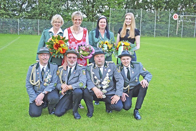 Bei der Proklamation im vergangenen Jahr: der König und seine Adjutanten mit ihren Herzdamen (v. li.) Volker und Daniela Burmeister, Thorsten und Monika Kuhlmann, Martin und Melanie Schmidt sowie Sven Gevers und Annabelle Roitzsch Fotos: ce/mum/Schützenverein | Foto: ce